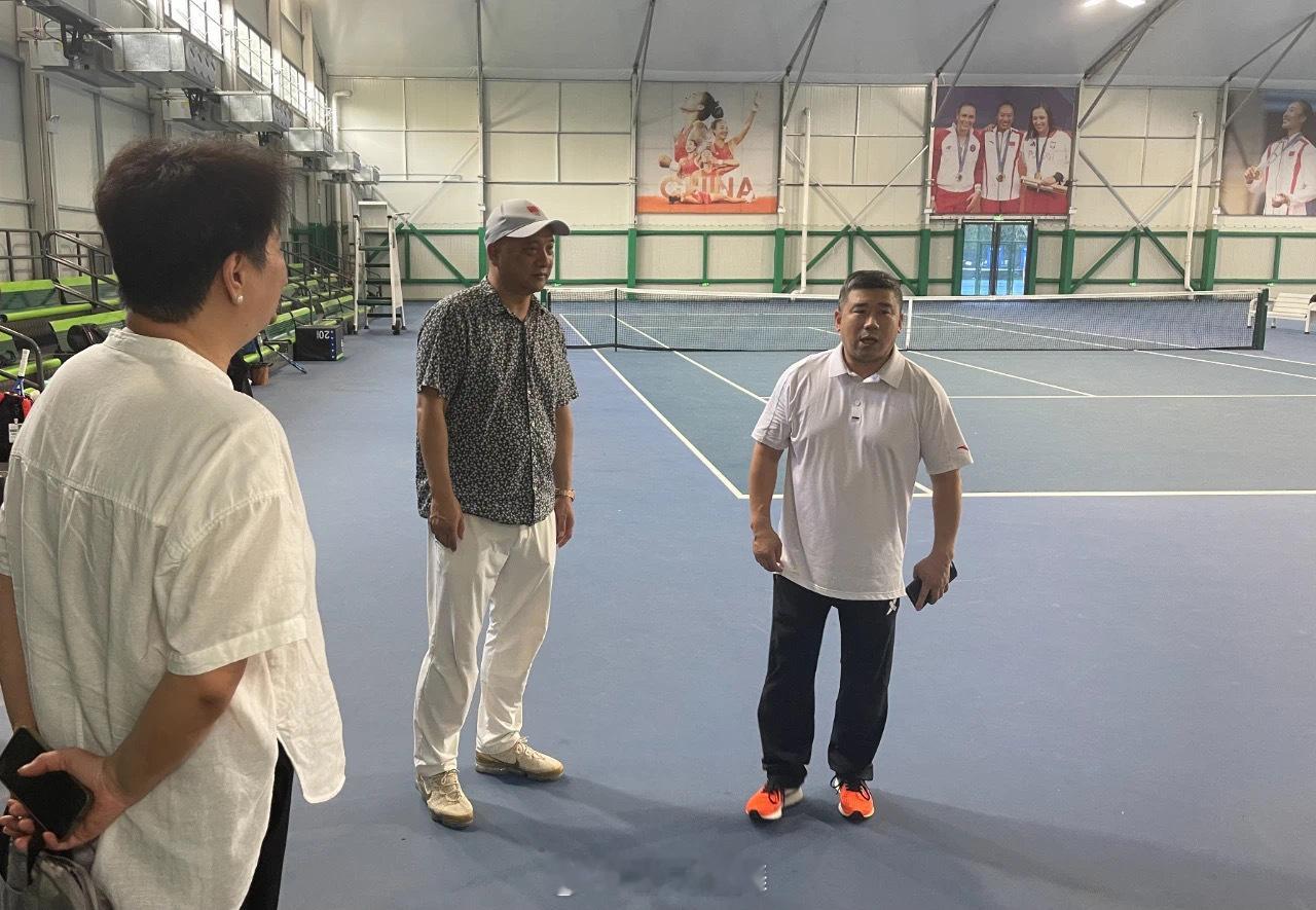 湖北省体育局慰问郑钦文家人7月21日下午，湖北省体育局副局长郑李辉慰问郑钦文父