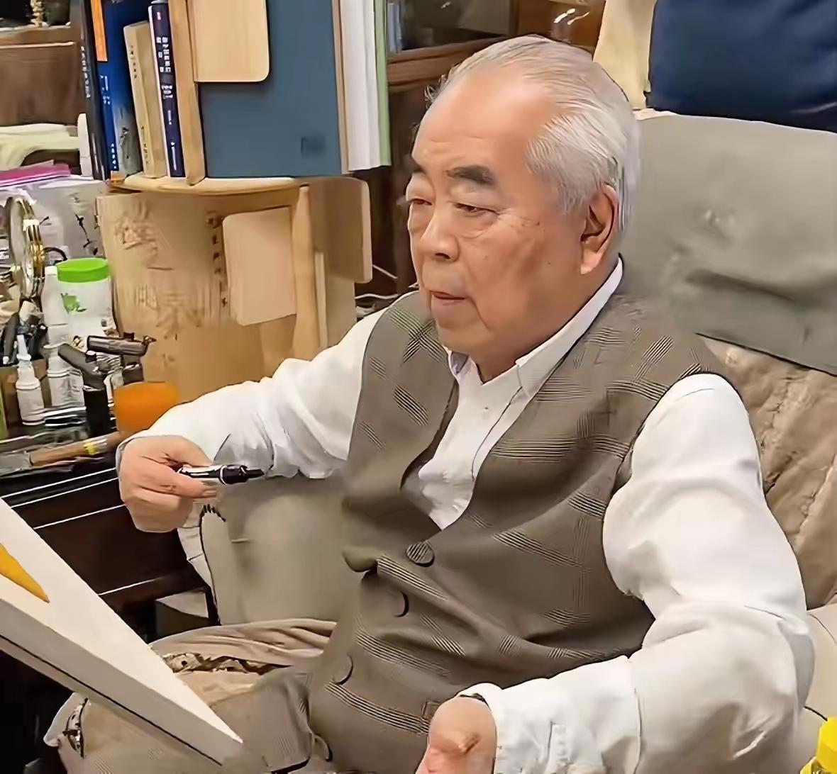 当范曾的画没人抢着要的时候，我就知道事情开始严重了，现在的问题，不是画价跌了