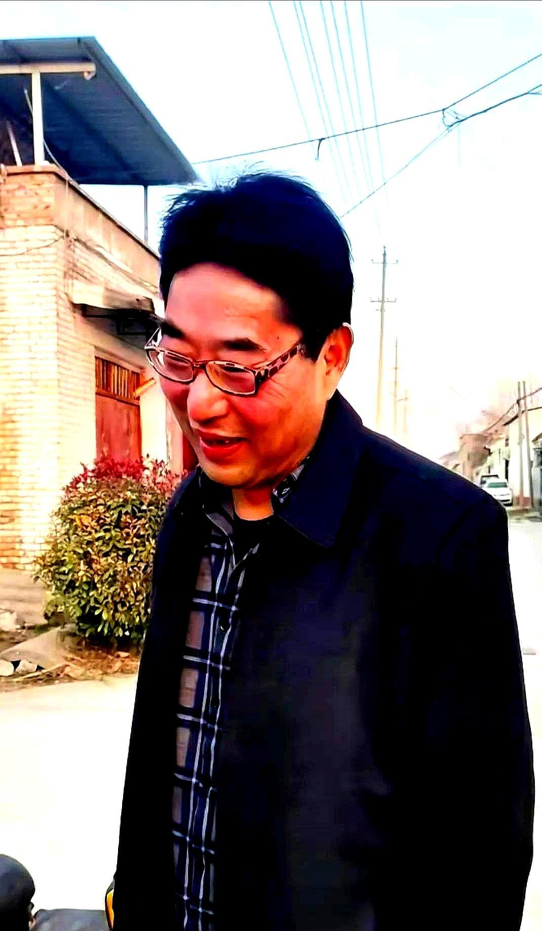 4年了，大衣哥前儿媳陈亚男退掉的奔驰车，如今方向盘上是朱小伟的手，副驾坐着抱娃的