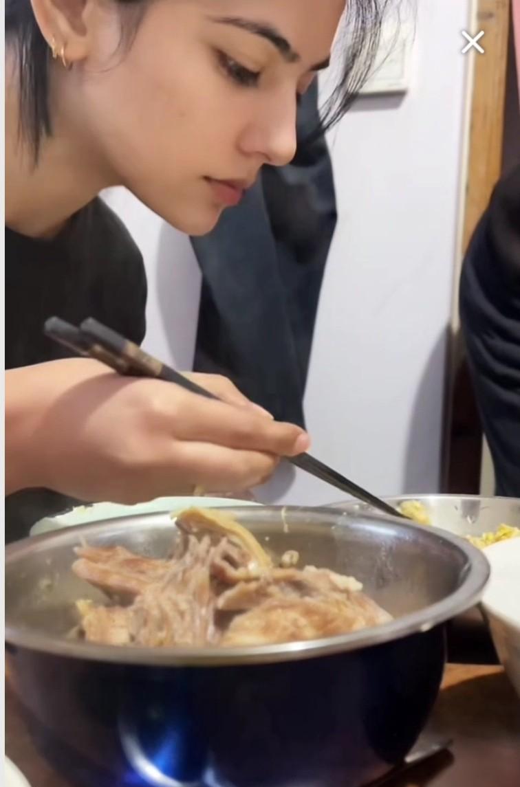 杨二狗这辈子真的跟“霞”这个字很有缘，为啥这样说？因为他的巴基斯坦前妻叫阿霞，后