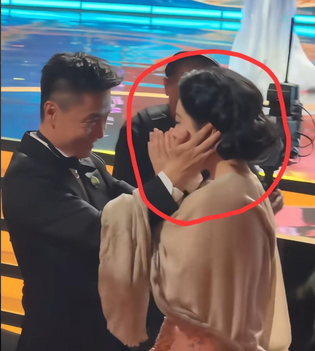 杨紫确定拿奖后，旁边有一位男士迅速起身，捧住了杨紫的双脸，动作看起来十分的亲密，