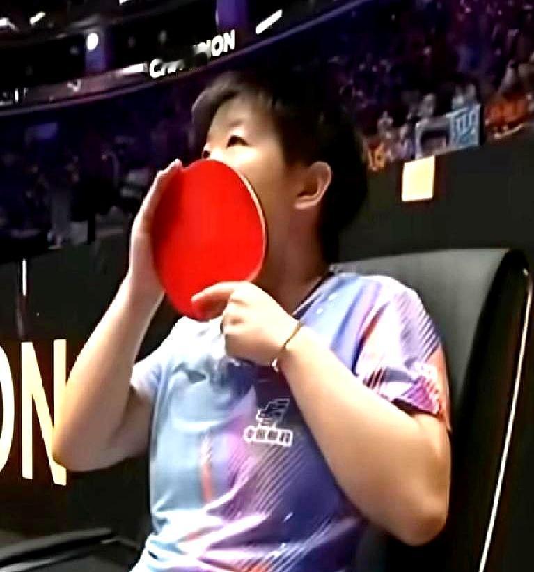 赢下最后一分，她没庆祝，而是坐下亲吻球拍。就在几秒前，决胜局打到11平，王