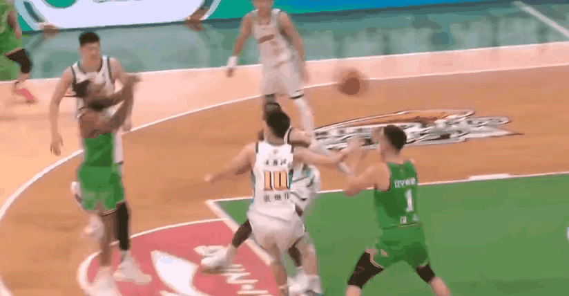 底角三分手起刀落，姜宇星用出色表现证明辽篮引进他的价值，他的这个优点，俞泽辰真应