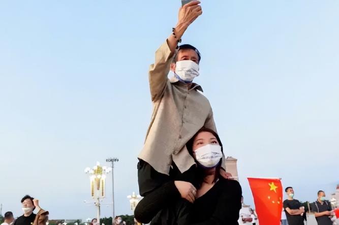 1997年，一50岁光棍捡回1名女婴。不料，送她读书后，她竟怒问：“穷到