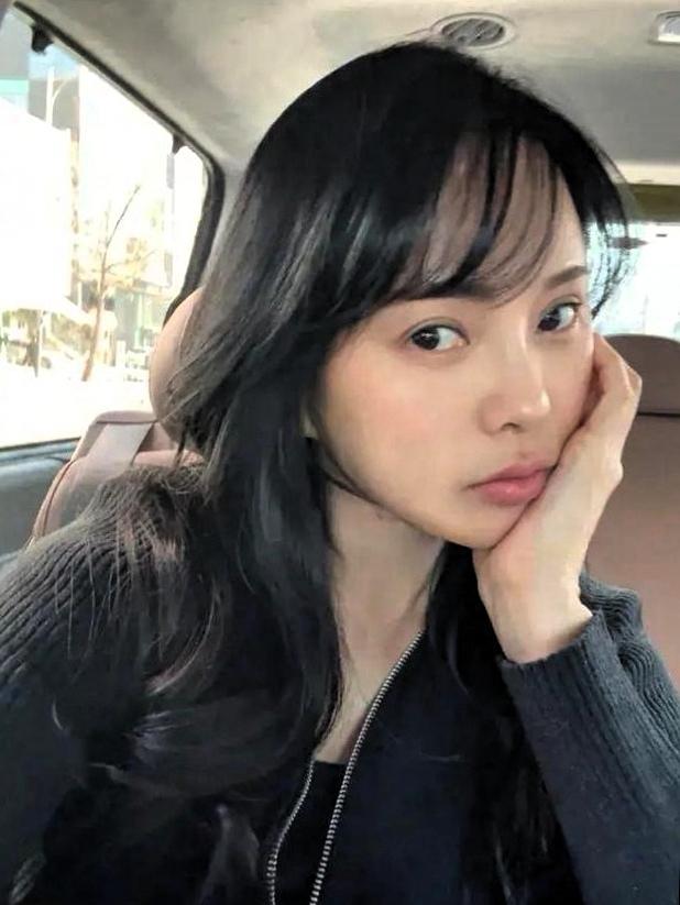 57岁伊能静太绝了！说60岁不远，却瘦10斤剪刘海，怼脸素颜嫩得像25岁。