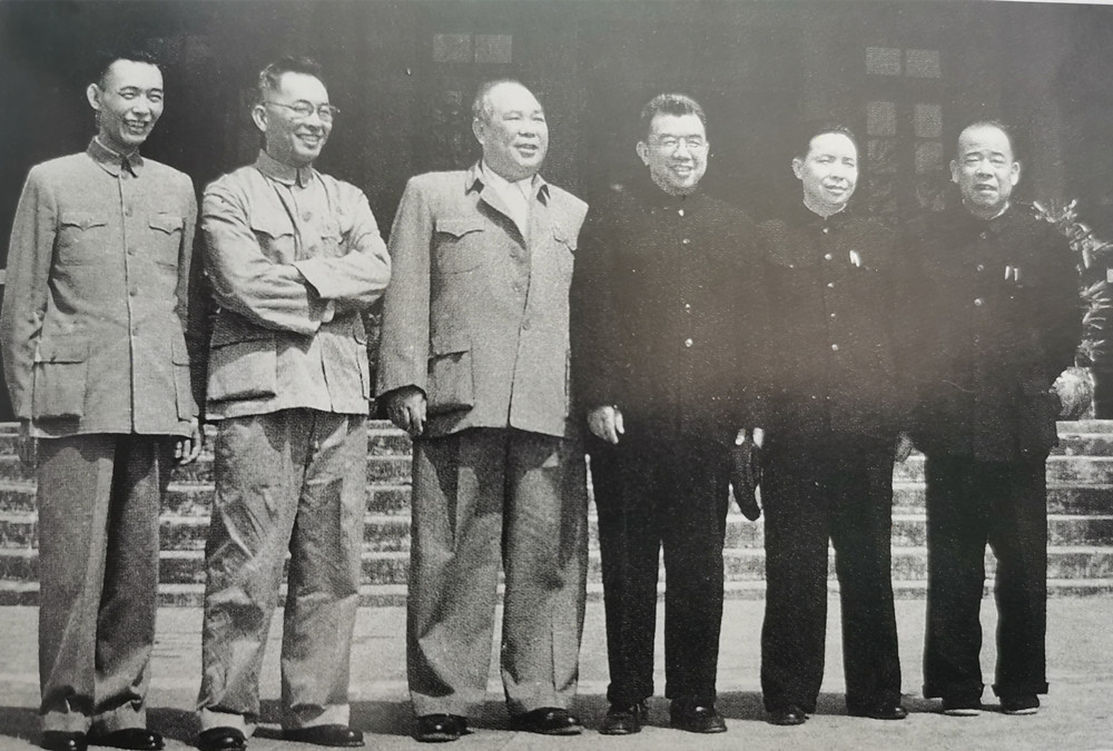 毛主席时代的省委书记什么样？请看这一张大合影，是1961年，华东地区六个省的省