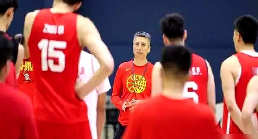 谁能想到，一个后卫在场上指挥，竟然全靠打手势。辽宁队的赵继伟，就成了CBA赛