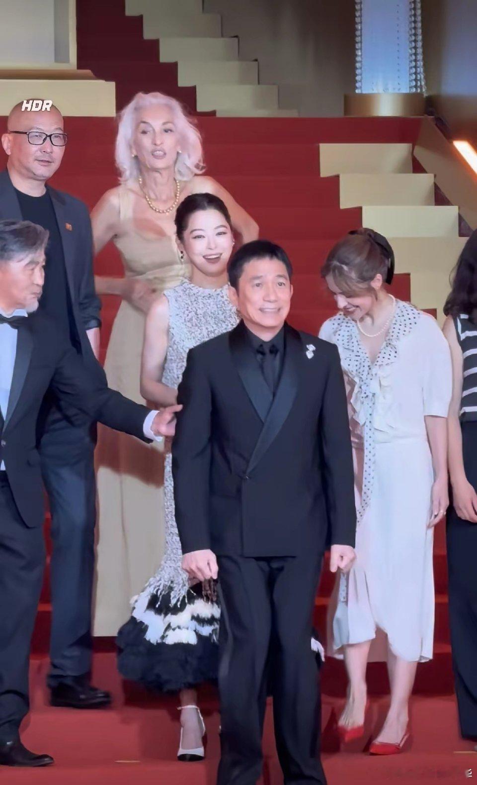梁朝伟，太尴尬了！6月13日，上海国际电影节红毯上，梁朝伟把局促演绎到了极致，一