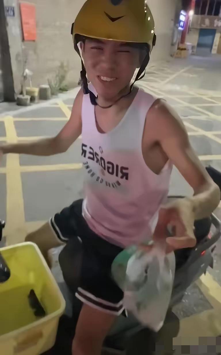 一位高中女老师点外卖，等送来时感觉骑手的身影很熟悉，走近仔细一看，原来是自己毕业