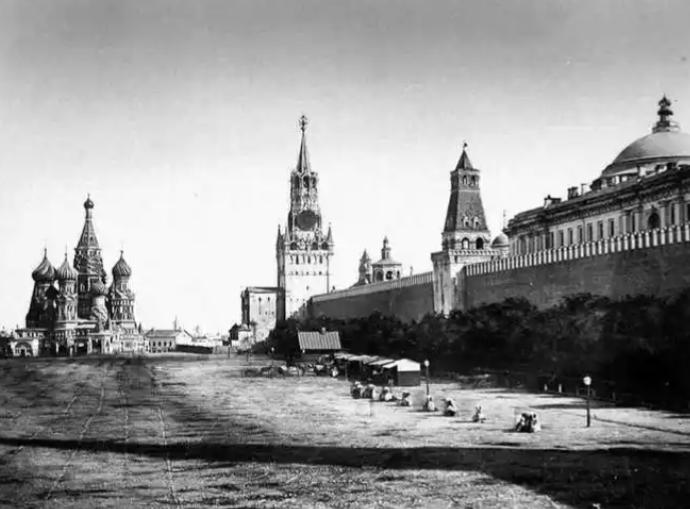 苏联的问题不在于腐败和特权，苏联那点腐败和特权和西方比简直像个笑话。但是你夸苏联