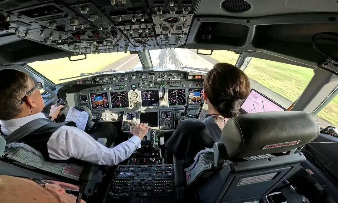 泰国王室🇹🇭全球最酷国王和王后，国事访问自己开飞机世界各国王室讲真太帅啦两