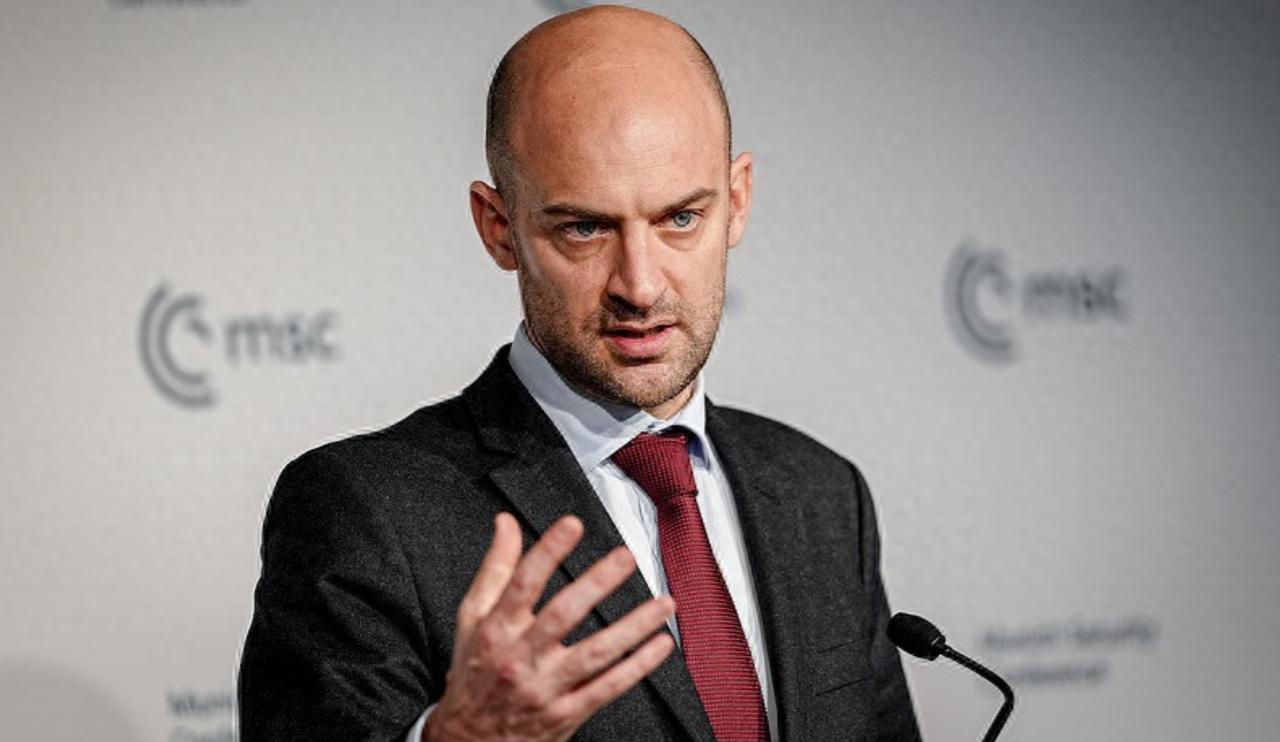 法国外交部长巴罗3月2日在新闻发布会上说，法国准备参与海湾国家和约旦防御伊朗袭击