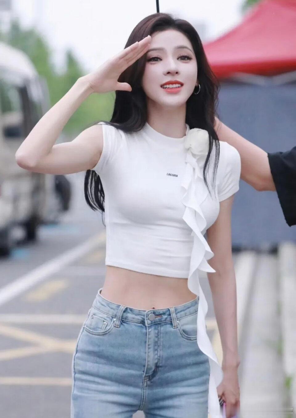 张予曦都穿不上的衣服要给谁穿……骨头架子吗？商家自己真的穿过衣服了，现在有的衣服