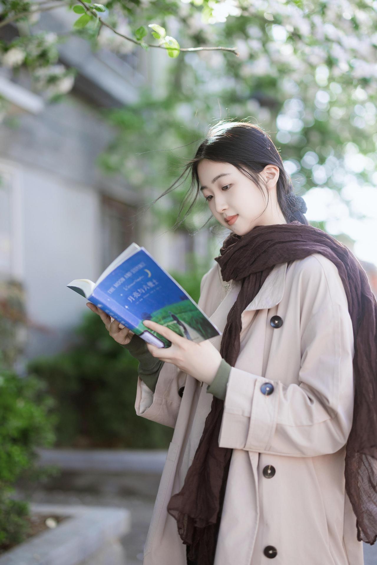 在阳光明媚的午后，沉浸在书香中的美好时光。