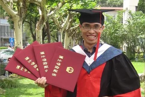 四个博士，毕业近一年，没有一份正式工作。这并非虚构，而是上海五角场一家拉面馆