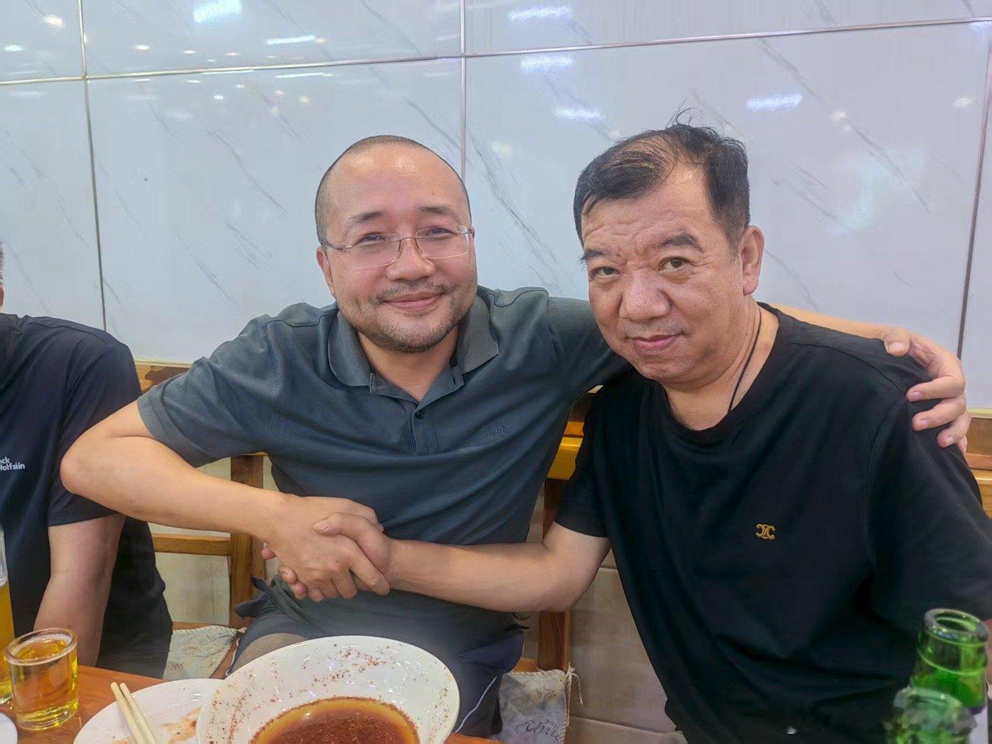 和我入行的两位老师加辽大师哥喝一杯……​​​
