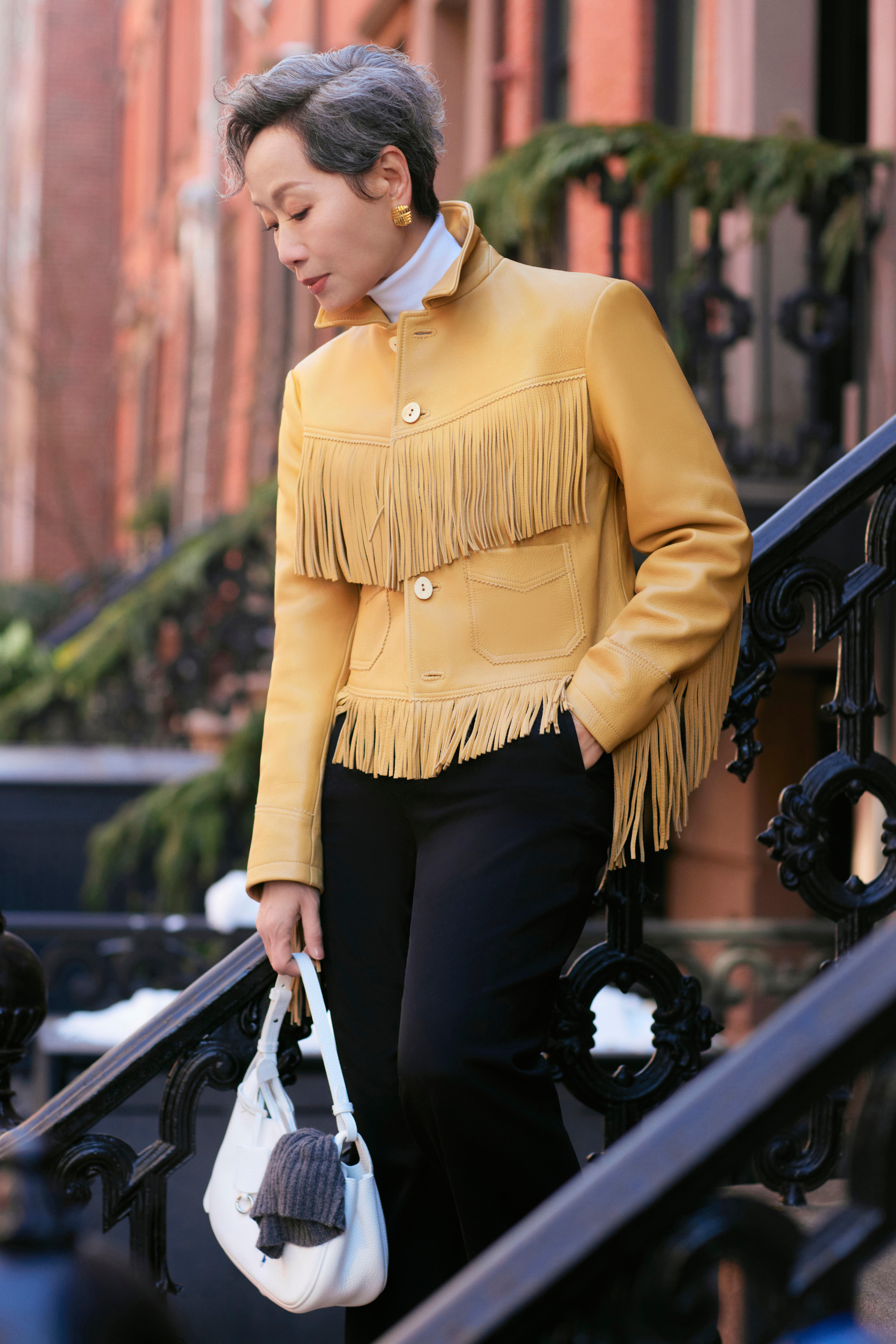 叶童纽约街头look，黄色皮衣+白色内搭+黑色长裤，酷帅有型