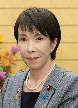 高市早苗除了嘴巴硬一点，其他方面都是软趴趴的，她继承不了安倍晋三的遗产。明面上