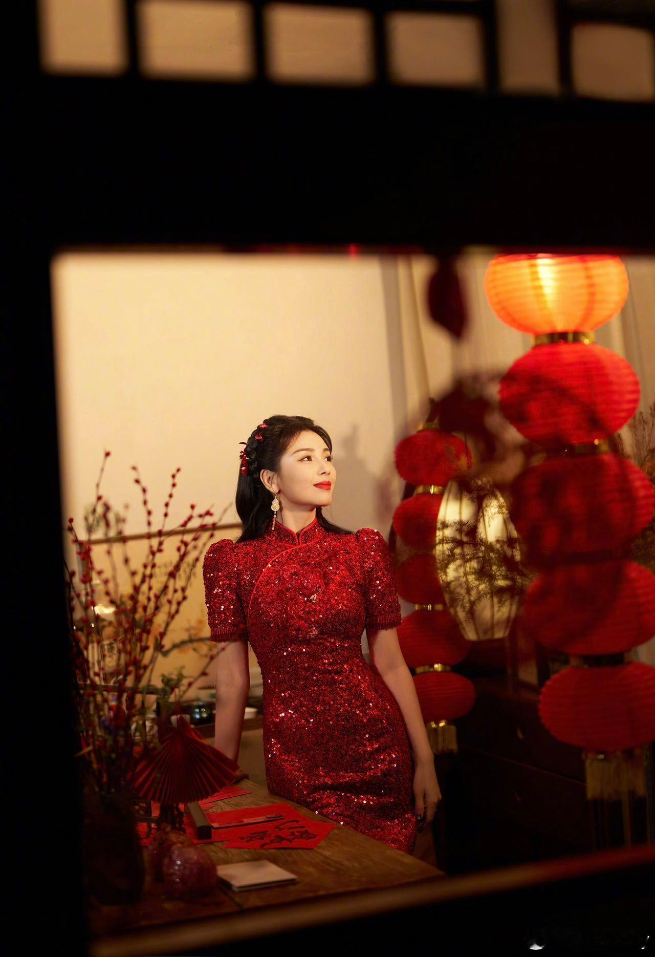 刘涛春晚旗袍造型春晚新春茶话会刘涛身着MESSENTIAL特别定制旗袍，惊