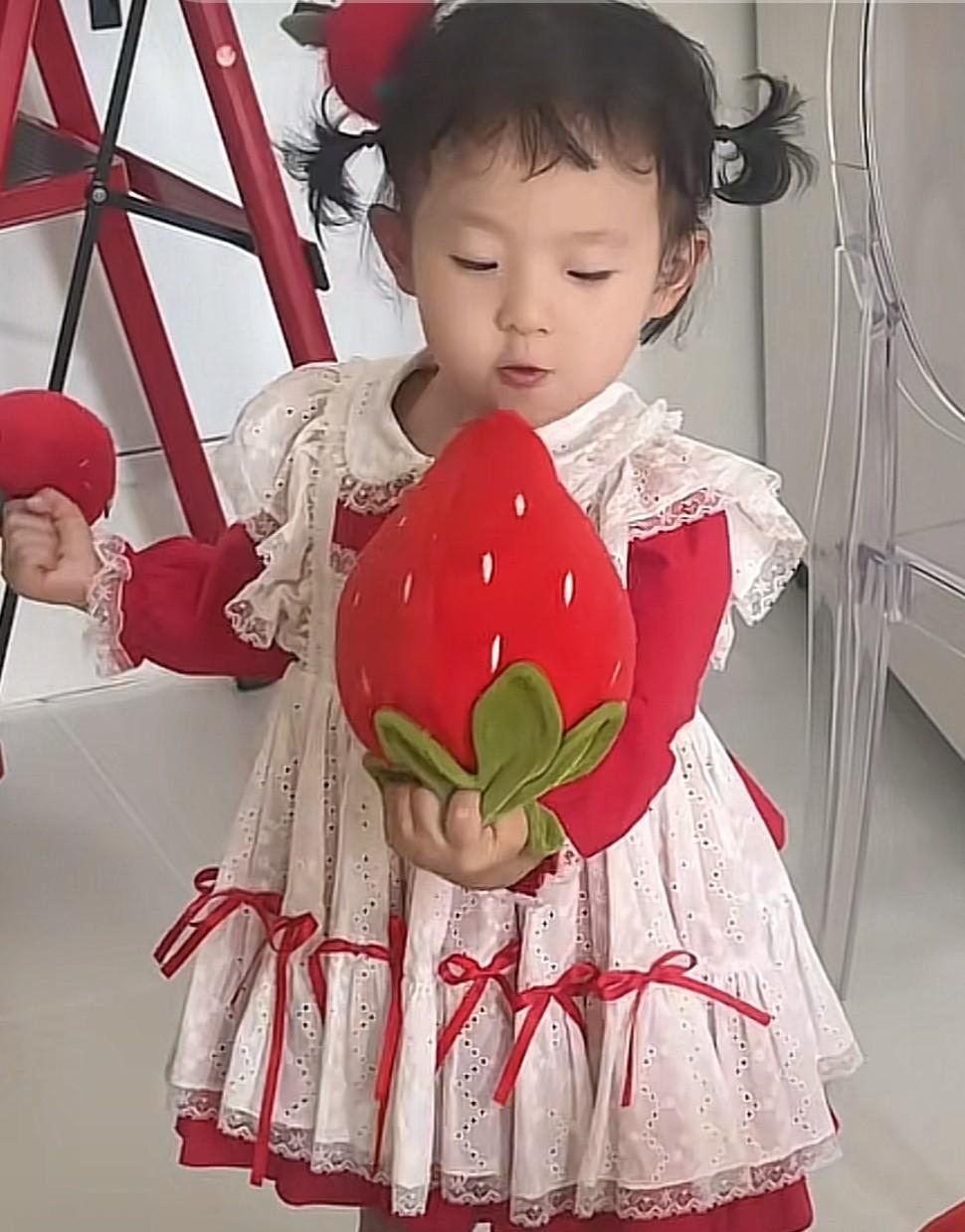 今天，黄一鸣一口气更新闪闪两个视频。在视频里，闪闪拿一个玩具西红柿给黄一鸣的妈妈