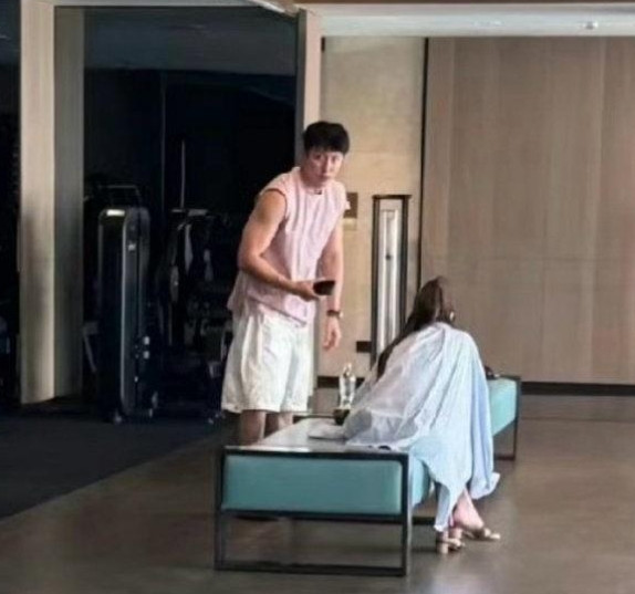 黄景瑜新恋情曝光，女方疑似为女演员<em>张艺上</em>，引发网友热议。近日，有网友在越南富