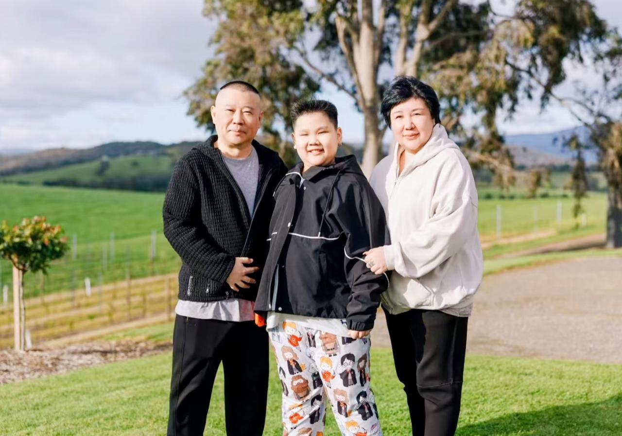 郭德纲一家三口合照。王慧已经不是他们家最胖的了,现在郭汾阳才是。郭德纲反倒成了最