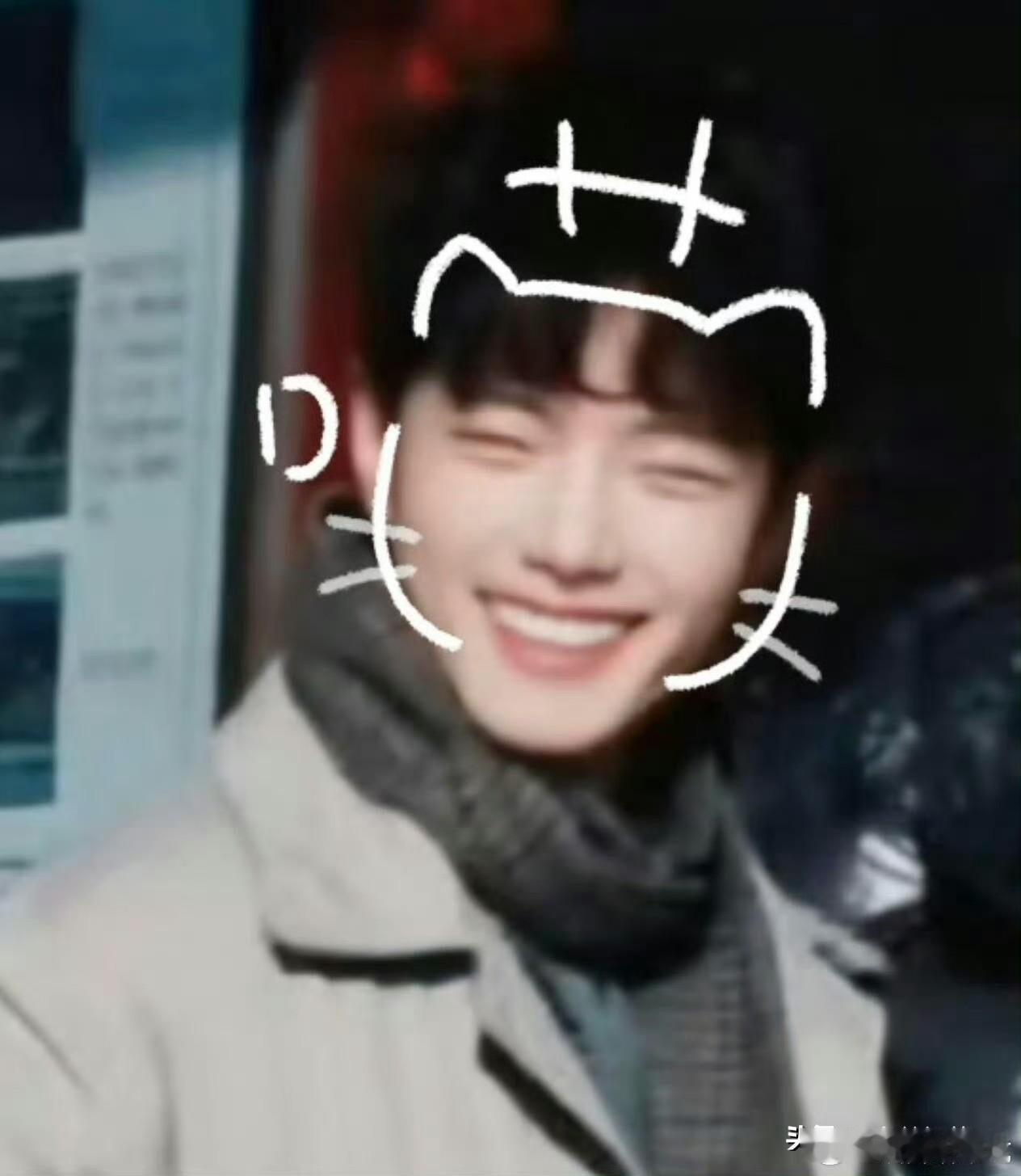 亮亮眼睛笑得跟猫咪一样，太稀罕了