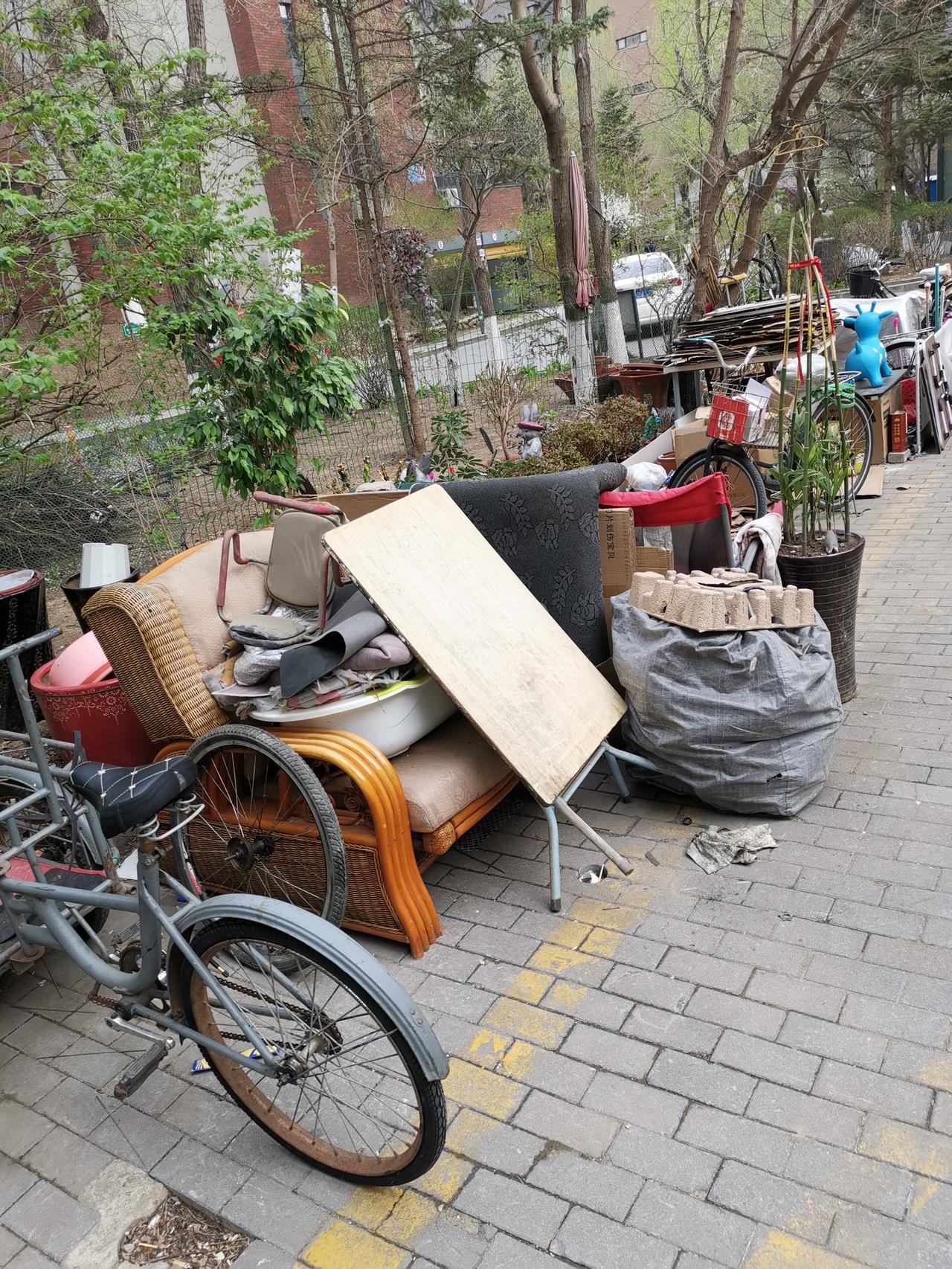 【物业撤退怨业主不交费，那为什么导致不交费？】物业老抱怨业主不