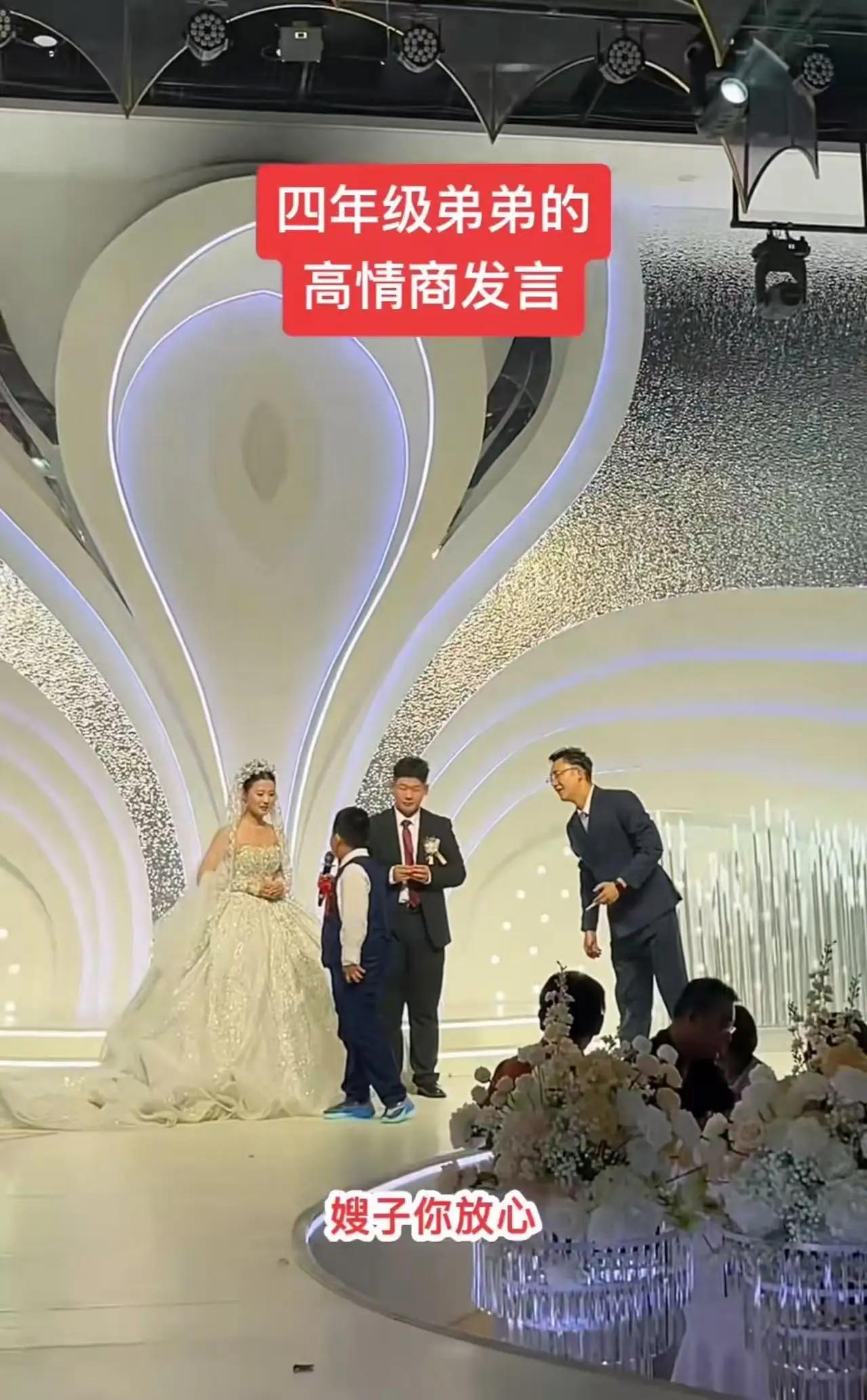 “情商炸裂的小暖男：一句话点燃全场，家庭幸福的秘密武器！”这小男孩的情商，简直