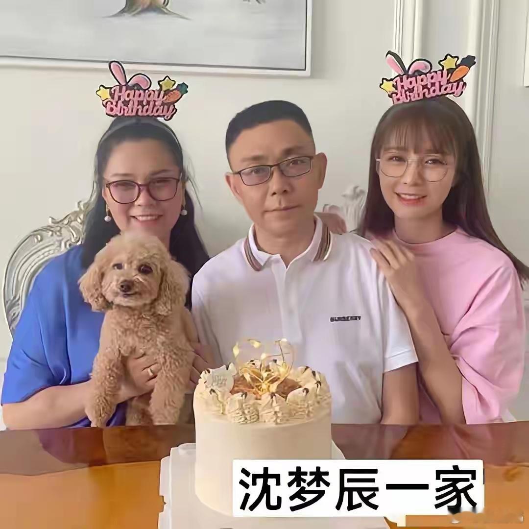 明星全家福，邢菲一家都是高颜值。明星全家福，关晓彤一家彼此都很像。明星全家福，吴