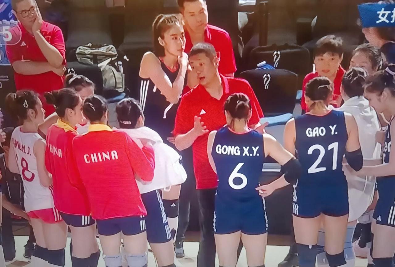 中国女排决胜局24：13领先哥伦比亚女排，主教练赵勇为什么叫了暂停？