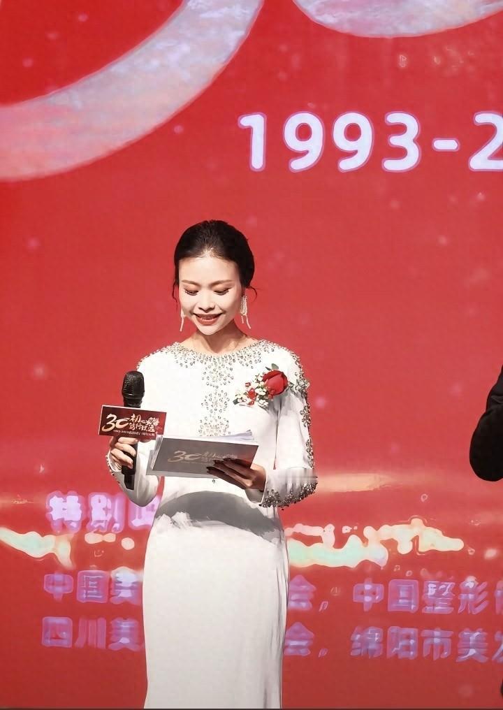 37岁女主持人熹菲去世，很多人看完都沉默了。她抗癌10年，曾在舞台上带给别人