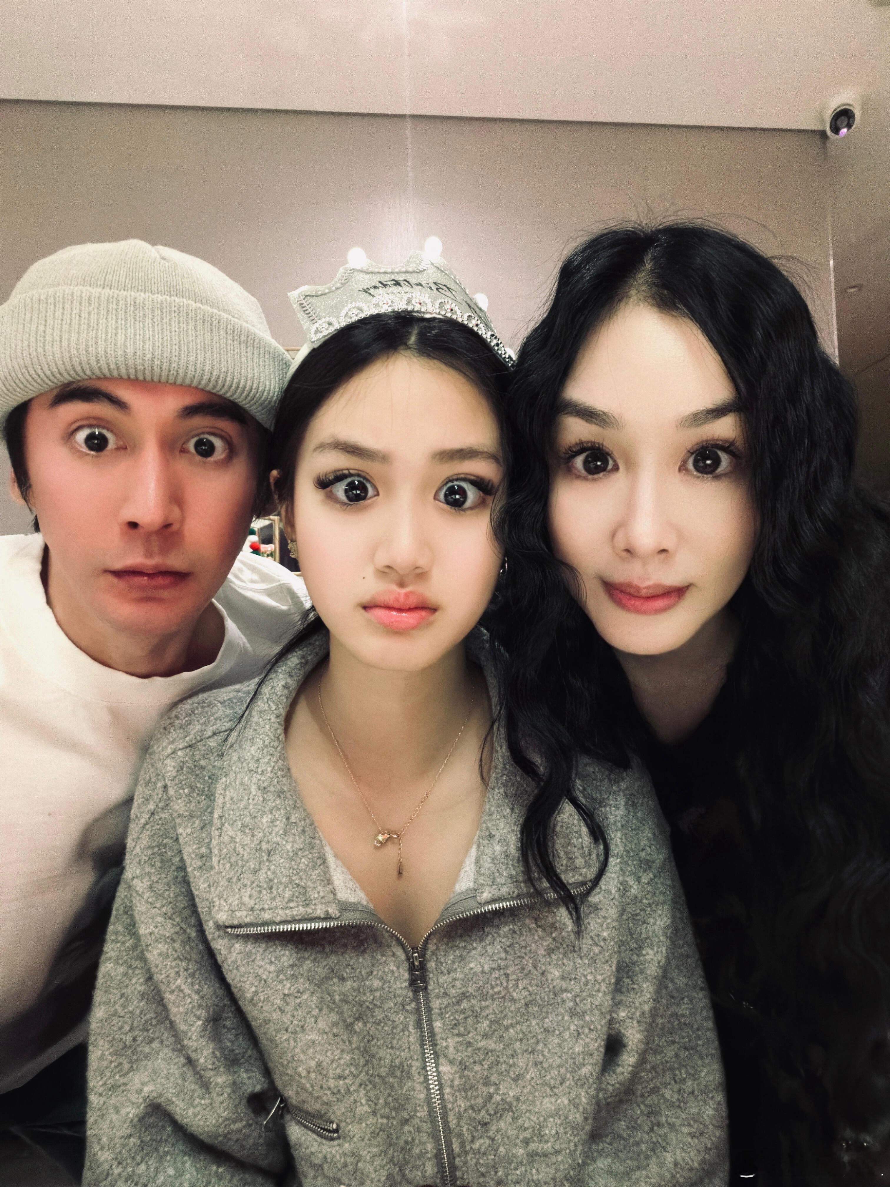 钟丽缇小女儿16岁了一家人为考拉办了温馨的家庭生日宴，三姐妹亲亲合影、搞怪自拍，