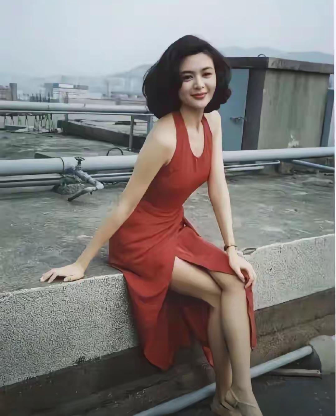 63岁关之琳亲自下场辟谣“奶孙恋”，短短一句话直接炸上热搜。8月6日，网传她