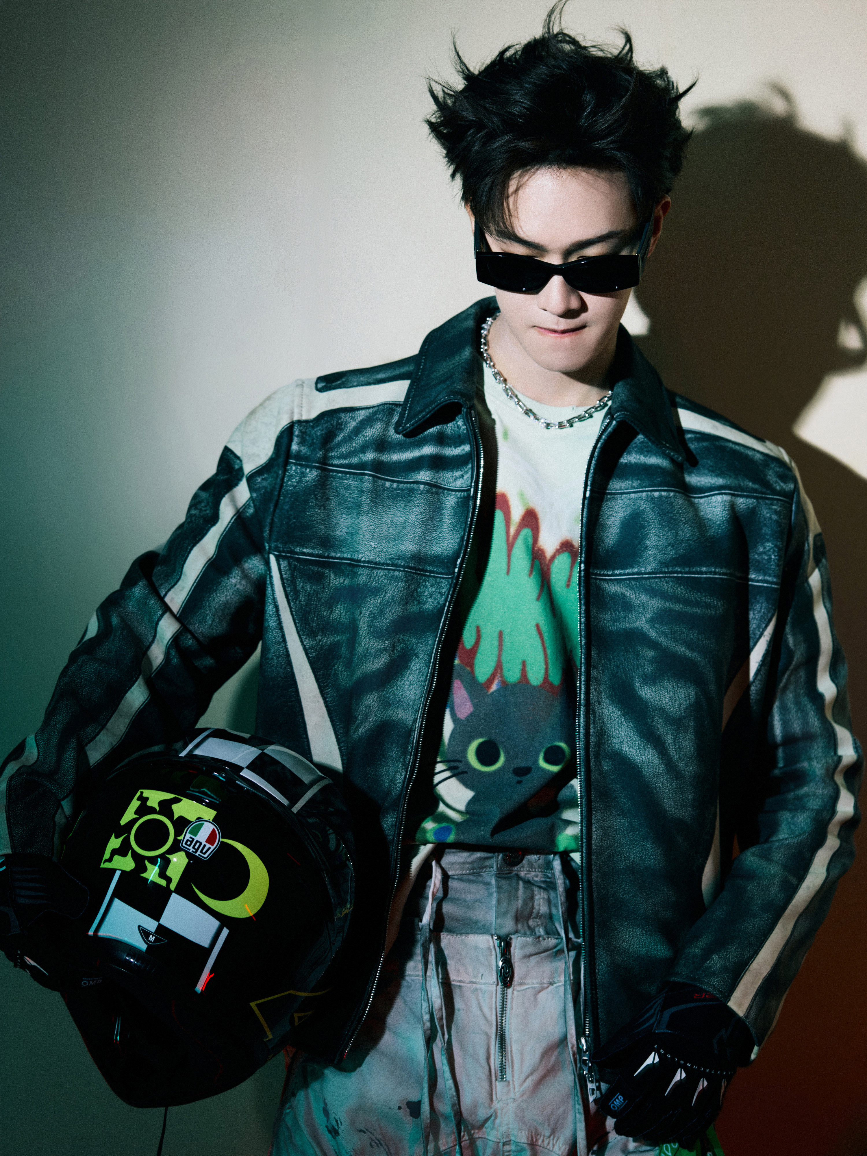 李昀锐×F1中国大奖赛今日身穿DIESEL复古风赛车夹克套装搭配Ti