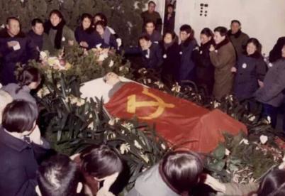 1976年，周总理去世后，发生了一件怪事，总理上午刚闭眼，下午就被人送往了医院，