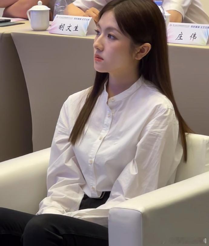 李兰迪，小巧玲珑，白皙瘦美。看着长大的她愈发可爱，那些说她丑的声音，怎敌得过这满