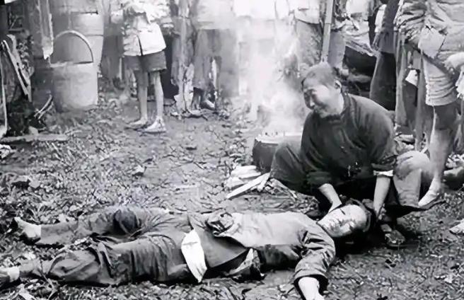 1937年12月13日凌晨南京城破，日军便开始惨无人道地杀人放火、抢劫财物、欺辱