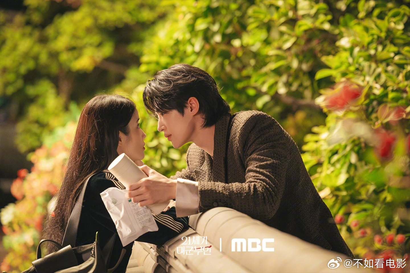 IU边佑锡新剧4月10日播出IU、边佑锡主演的浪漫爱情韩剧《21世纪大君夫人》