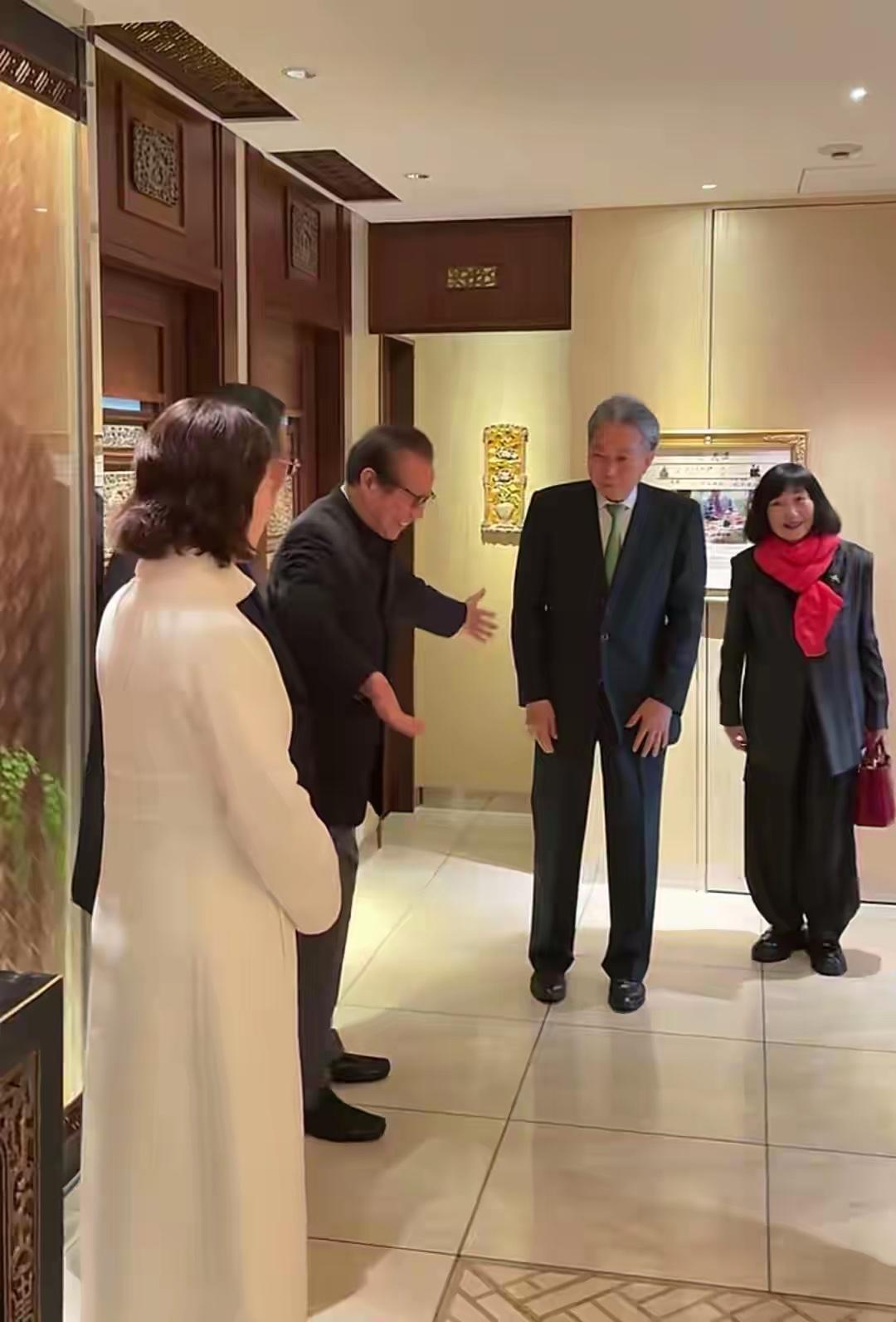 杨振宁先生遗孀翁帆在日本拜会日本前首相鸠山由纪夫，老友叙旧情暖人心。2026