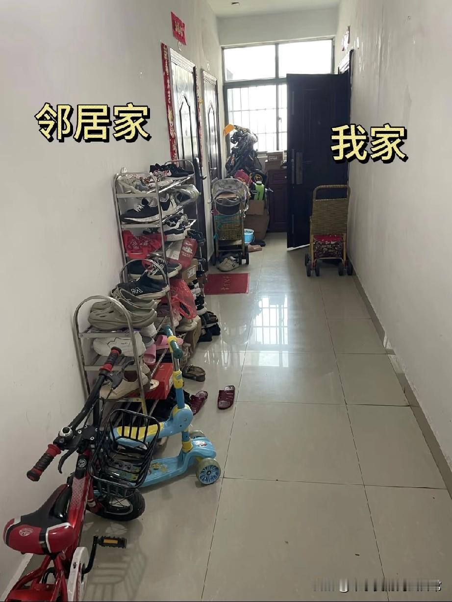 有这样的邻居真是我的福气！我家邻居直接在公共走廊开启“杂物狂欢模式”，鞋架