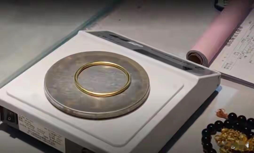 这个40克的银包金手镯黄金含量高达30克。小伙子的前女友直到分手都没有把这个秘密