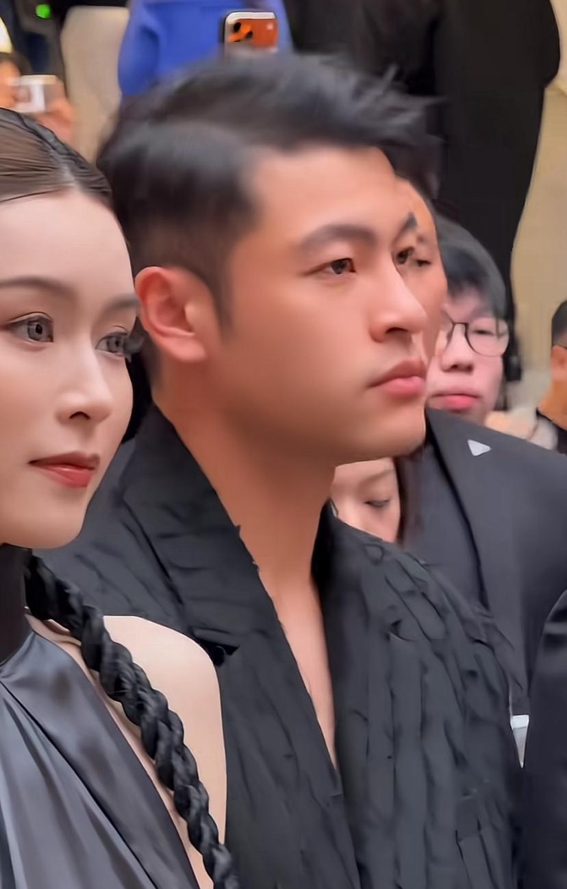 谁懂啊！宁忠岩这侧颜，太有男人味儿了！旁边冷艳夺目的美女是谁啊？两人同框刚柔并济