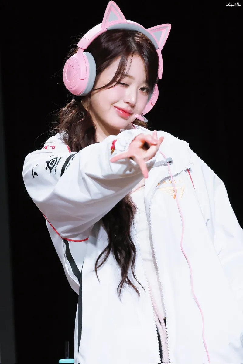 韩国女团成员张元英穿T1五星队服，Liz穿DK棒球服，有一说一，这两人穿这外套是