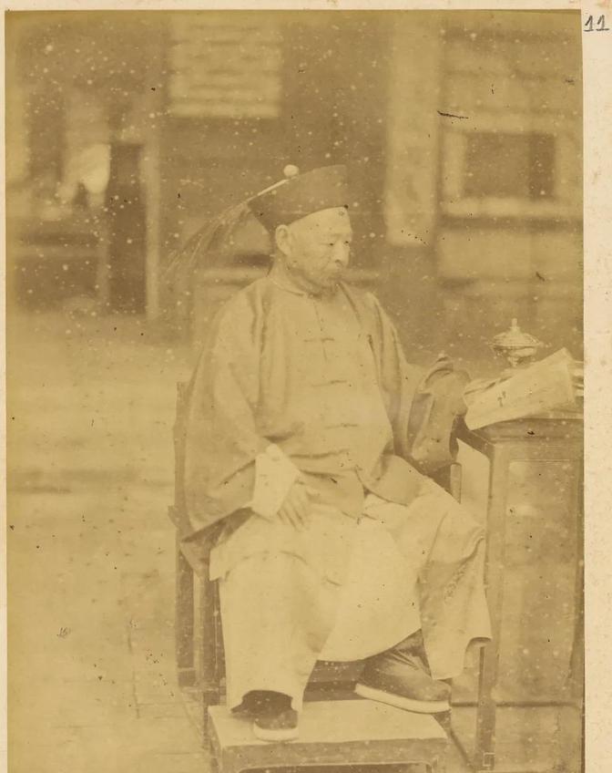 1875年，李鸿章上奏说：“中原国土这么大，新疆贫瘠就不要了！”左宗棠当即大声呵