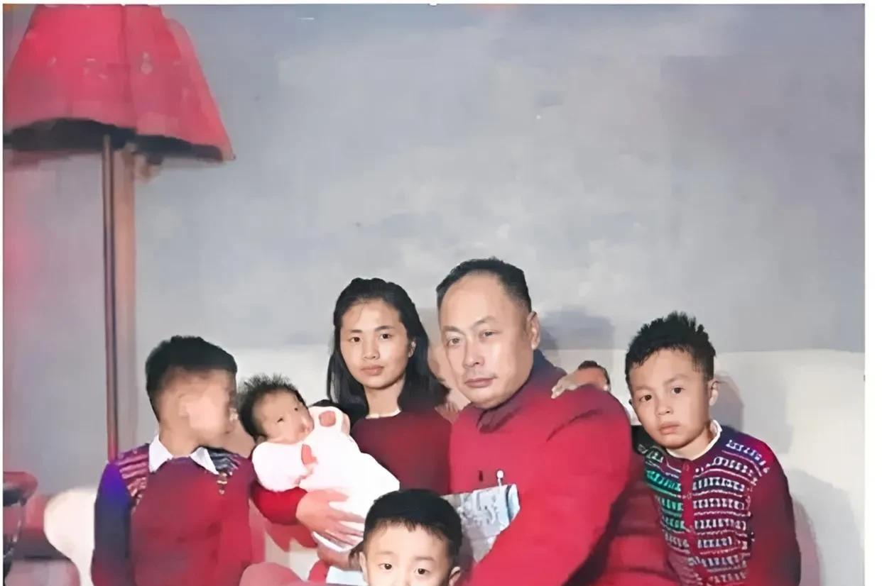1951年，陈毅一家全家福。张茜已经是四个孩子的妈妈了，但照片里依旧年轻的像个少