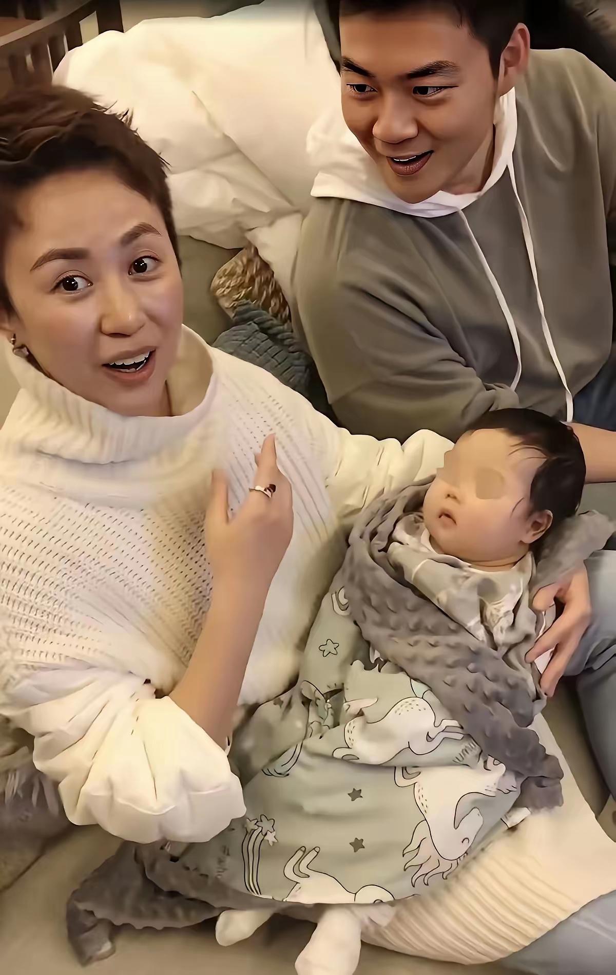 马丽的小孩这么大了，老公竟然这么年轻？看来马丽也是一个俗人，也喜欢比自己小的。怪