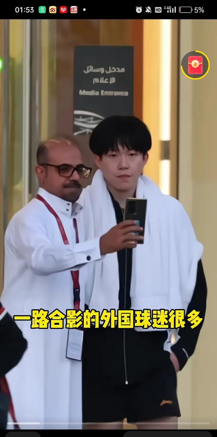 比赛结束，王楚钦走出门口，一路是要求合照的外国球迷。王楚钦亲和力超强，都同意了。