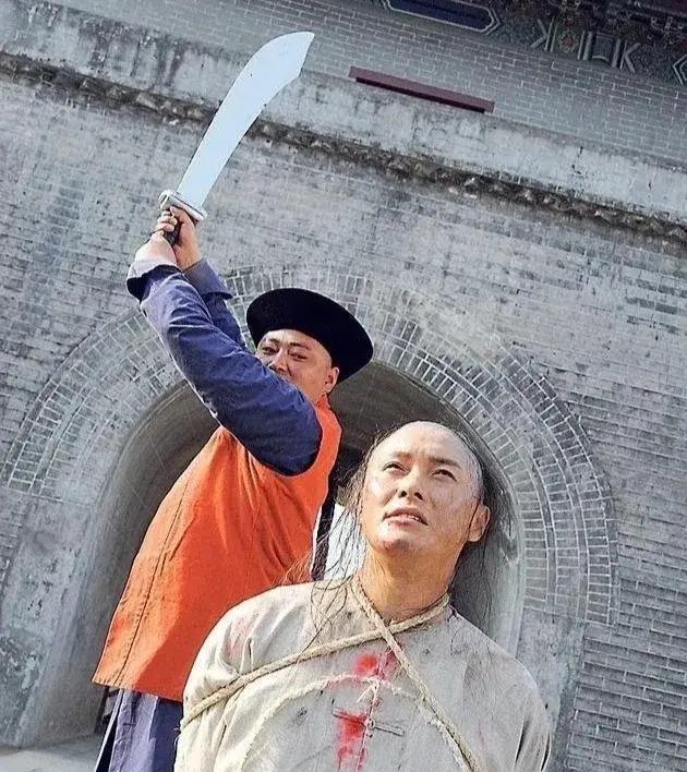 公元1661年，53岁金圣叹被处以斩首极刑，行刑前，他碰了碰身边的刽子手，说：我