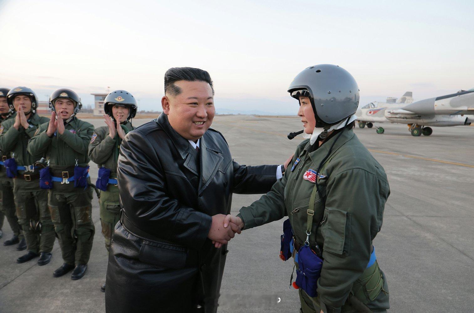 朝鲜空军女飞行员金正恩会见朝鲜空军女飞行员朝鲜空军成立80周年